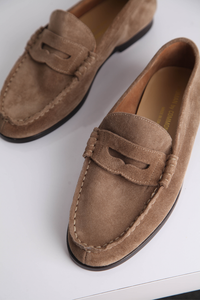 close up detail for Soft Loafer Suede taupe traditional penny strap
Super soft leather
Leather upper and lining  Wide signature side number on the side