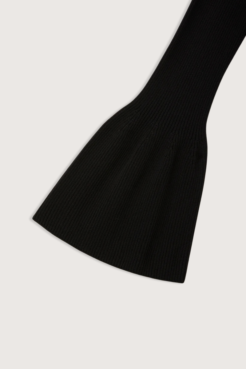 close up sleeve detail for Soft Portrait Long Sleeve Top Rib knit structure made by cupro material
Form-fitting
Flared sleeve ends
Seamless
70% Cupro, 30% Polyester