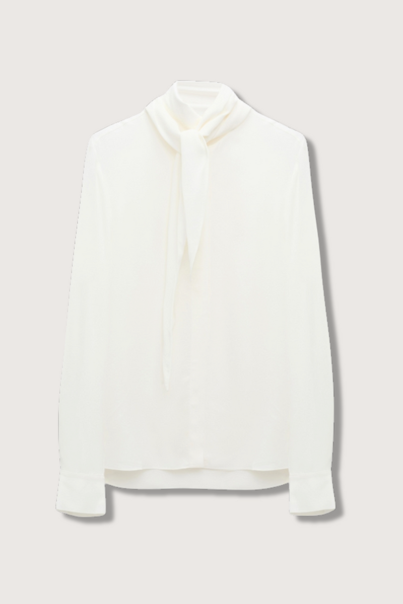 flat lay Soft Vibe Silk Blouse white Flowing silk-viscose crêpe de Chine blouse
Concealed placket
Tie collar
Cuffs with covered buttons