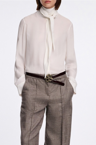 front profile model wearing Soft Vibe Silk Blouse white Flowing silk-viscose crêpe de Chine blouse
Concealed placket
Tie collar
Cuffs with covered buttons
