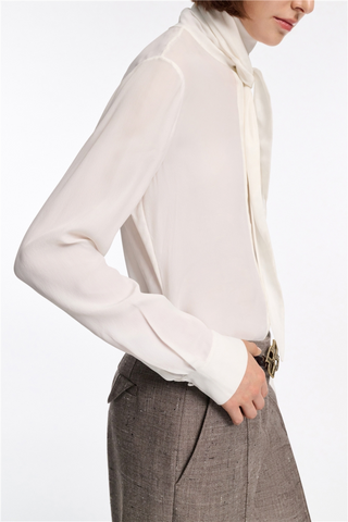 side profile model wearing Soft Vibe Silk Blouse white Flowing silk-viscose crêpe de Chine blouse
Concealed placket
Tie collar
Cuffs with covered buttons