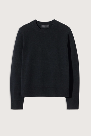 flat lay Sona Crewneck Cashmere black Long sleeve
Crewneck pullover
Lightweight
Jersey stitch
Relaxed fit
Medium body length
Regular sleeve length
Rib stitch at cuff, hem and neck trim
Signature center back cable knit detail