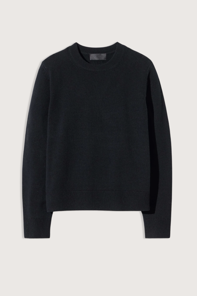 flat lay Sona Crewneck Cashmere black Long sleeve
Crewneck pullover
Lightweight
Jersey stitch
Relaxed fit
Medium body length
Regular sleeve length
Rib stitch at cuff, hem and neck trim
Signature center back cable knit detail