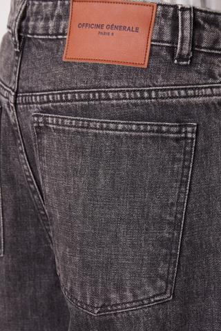 logo patch detail for Sora Denim Anthracite Low-waisted 5 pockets, loose fit
100% Cotton
Curved and wide leg
Darts at knees
Tone on tone topstitching
Silver jeans button and rivets.