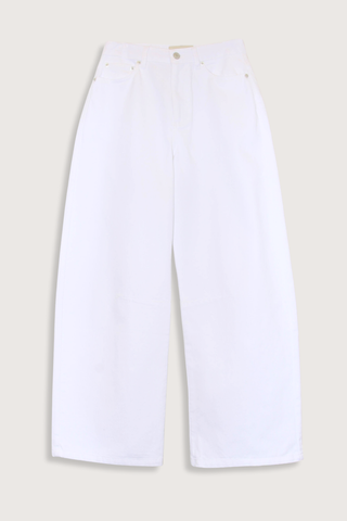 flat lay Sora Denim White Low-waisted 5 pockets, loose fit

100% Oragnic Cotton
Curved and wide leg
Darts at knees
Tone on tone topstitching
Silver jeans button and rivets