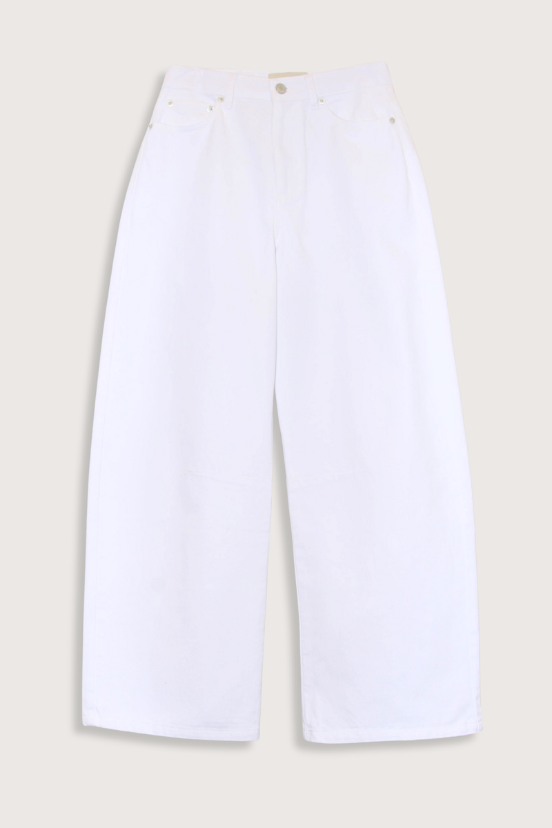 flat lay Sora Denim White Low-waisted 5 pockets, loose fit

100% Oragnic Cotton
Curved and wide leg
Darts at knees
Tone on tone topstitching
Silver jeans button and rivets