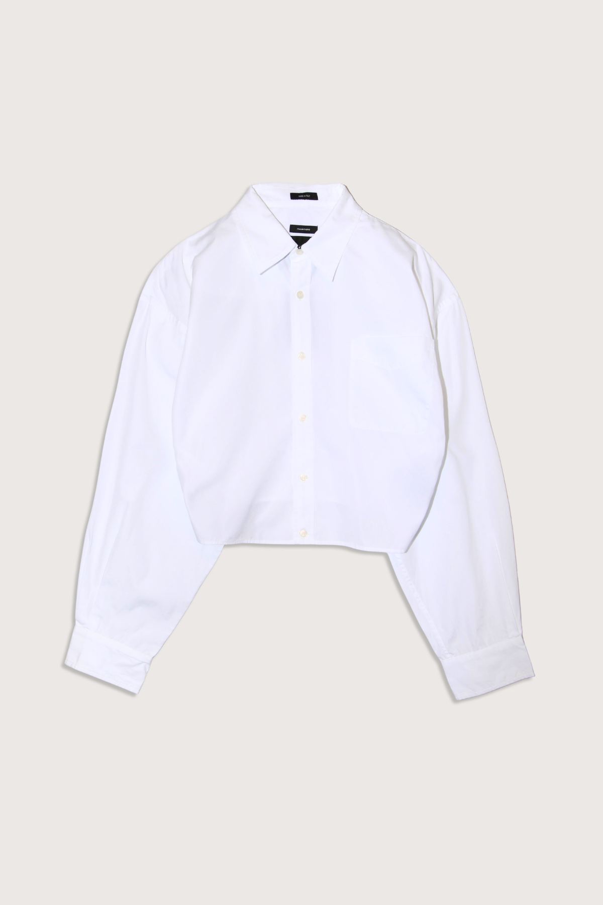 flat lay Split Hem BF Shirt white ITALIAN COTTON POPLIN
CROPPED BODY
CINCHED AT WAIST
RELAXED FIT
SIDE SEAMS THAT NARROW TOWARDS BACK BODY