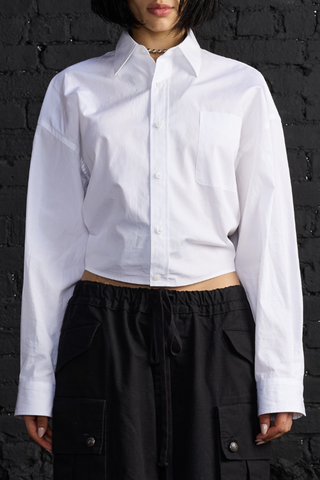 front profile model wearing Split Hem BF Shirt white ITALIAN COTTON POPLIN
CROPPED BODY
CINCHED AT WAIST
RELAXED FIT
SIDE SEAMS THAT NARROW TOWARDS BACK BODY