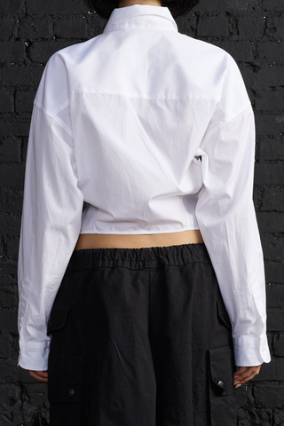 back profile model wearing Split Hem BF Shirt white ITALIAN COTTON POPLIN
CROPPED BODY
CINCHED AT WAIST
RELAXED FIT
SIDE SEAMS THAT NARROW TOWARDS BACK BODY