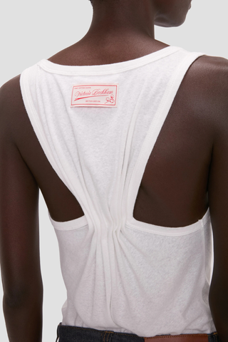 close up detail of back patch logo Split Tank Top White cotton linen Vest top
Rounded square neckline
Cut-out detail
Low hip length
Cotton blend
Sleeveless
Pleated back