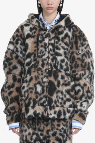 front profile model wearing Sport Jacket leopard print Front zip closure
Adjustable drawstring hood
Kangaroo pockets
Slightly oversized fit
Long sleeves
Ribbed cuffs and hem