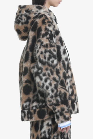 side profile model wearing Sport Jacket leopard print Front zip closure
Adjustable drawstring hood
Kangaroo pockets
Slightly oversized fit
Long sleeves
Ribbed cuffs and hem