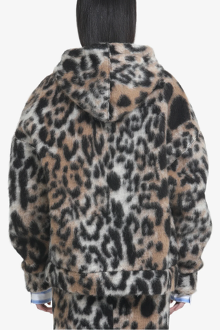 back profile model wearing Sport Jacket leopard print Front zip closure
Adjustable drawstring hood
Kangaroo pockets
Slightly oversized fit
Long sleeves
Ribbed cuffs and hem