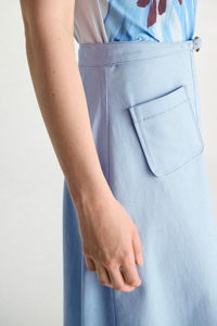 side profile close up model wearing Sporty Chic Cotton Skirt mineral blue 100 % Cotton
Cotton skirt
Belted waist
Center front slit
Faux front button placket
Patch pockets
In-seam side zip closure
Unlined