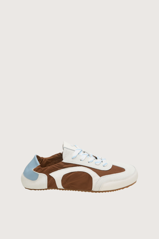 side profile Sporty Softness Sneaker Brown Mix of suede, leather, and nylon
Unstructured silhouette
Elastic around the top
58 % Leather (calf), 42 % Polyamide
Mixed material sneakers with elasticized topline
Calf suede, calf leather and nylon upper
Nylon lining
Calf leather insole
Thin rubber sole