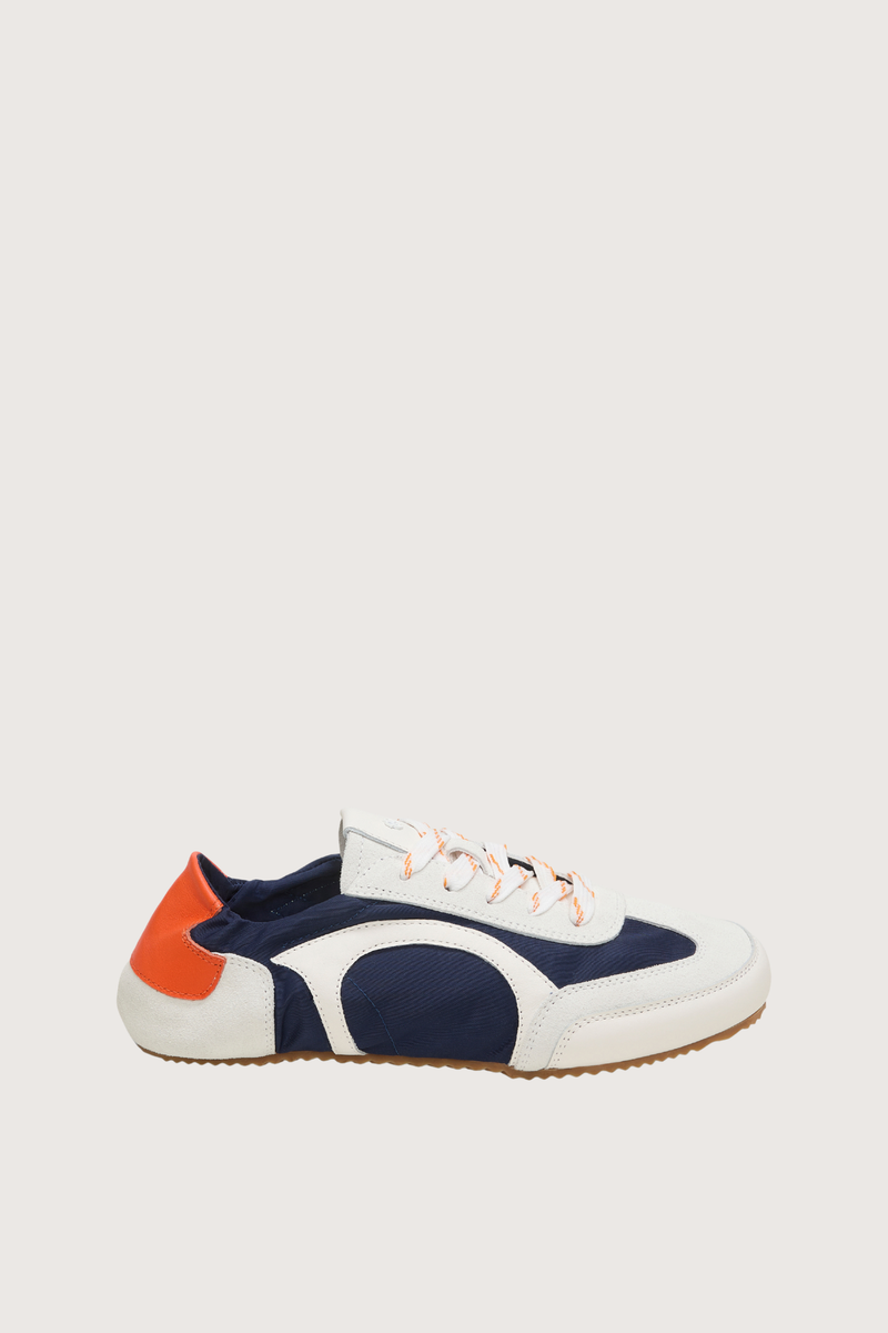 side profile Sporty Softness Sneaker Navy Mix of suede, leather, and nylon
Unstructured silhouette
Elastic around the top
58 % Leather (calf), 42 % Polyamide
Mixed material sneakers with elasticized topline
Calf suede, calf leather and nylon upper
Nylon lining
Calf leather insole
Thin rubber sole