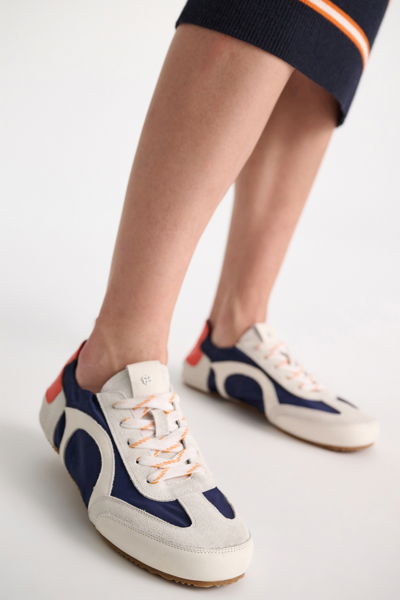 model wearing Sporty Softness Sneaker Navy Mix of suede, leather, and nylon
Unstructured silhouette
Elastic around the top
58 % Leather (calf), 42 % Polyamide
Mixed material sneakers with elasticized topline
Calf suede, calf leather and nylon upper
Nylon lining
Calf leather insole
Thin rubber sole