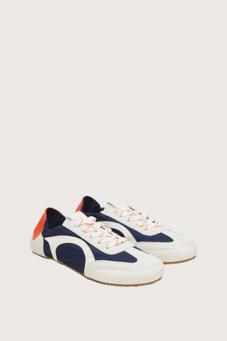 angled profile Sporty Softness Sneaker Navy Mix of suede, leather, and nylon
Unstructured silhouette
Elastic around the top
58 % Leather (calf), 42 % Polyamide
Mixed material sneakers with elasticized topline
Calf suede, calf leather and nylon upper
Nylon lining
Calf leather insole
Thin rubber sole