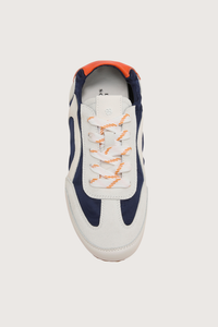 top profile Sporty Softness Sneaker Navy Mix of suede, leather, and nylon
Unstructured silhouette
Elastic around the top
58 % Leather (calf), 42 % Polyamide
Mixed material sneakers with elasticized topline
Calf suede, calf leather and nylon upper
Nylon lining
Calf leather insole
Thin rubber sole