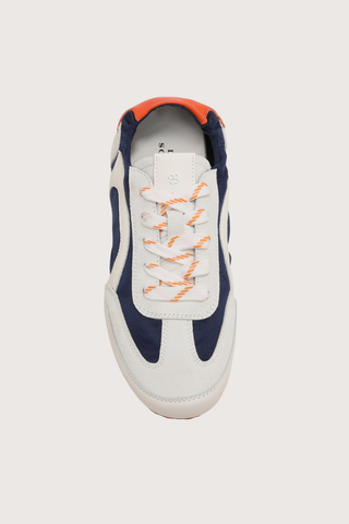 top profile Sporty Softness Sneaker Navy Mix of suede, leather, and nylon
Unstructured silhouette
Elastic around the top
58 % Leather (calf), 42 % Polyamide
Mixed material sneakers with elasticized topline
Calf suede, calf leather and nylon upper
Nylon lining
Calf leather insole
Thin rubber sole