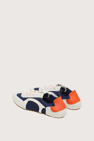 back profile Sporty Softness Sneaker Navy Mix of suede, leather, and nylon
Unstructured silhouette
Elastic around the top
58 % Leather (calf), 42 % Polyamide
Mixed material sneakers with elasticized topline
Calf suede, calf leather and nylon upper
Nylon lining
Calf leather insole
Thin rubber sole