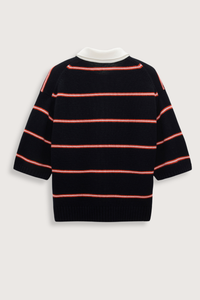 back flat lay of Sporty Statement Sweater Energetic Blue Trio The Merino-cashmere knit top has a contrast polo collar and placket in cotton. The boxy style is cropped and has wide, elbow-length sleeves.
70 % Virgin wool (Merino), 30 % Cashmere
Two-tone fine stripe Merino-cashmere knit top with polo collar
Cotton collar and button placket with topstitching
Hidden button closures