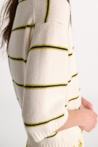 close up stripe detail of Sporty Statement Sweater White Ginger Trio 70 % Virgin wool (Merino), 30 % Cashmere
Two-tone fine stripe Merino-cashmere knit top with polo collar
Cotton collar and button placket with topstitching
Hidden button closures