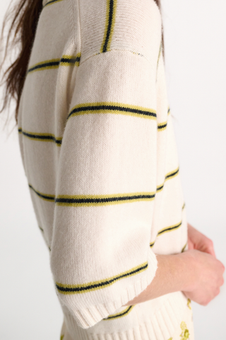 close up stripe detail of Sporty Statement Sweater White Ginger Trio 70 % Virgin wool (Merino), 30 % Cashmere
Two-tone fine stripe Merino-cashmere knit top with polo collar
Cotton collar and button placket with topstitching
Hidden button closures