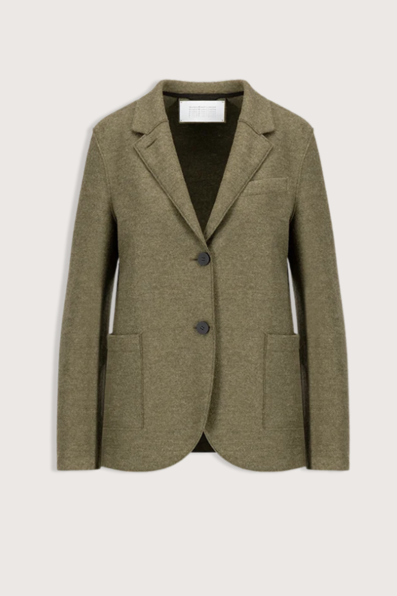flat lay Stand Collar Blazer Linchen M Boyfriend blazer
Unlined
Knitted light felted wool
Stand-up collar blazer
Boxy shape
Fitted long sleeve
Patch pockets
2-button fastening
1 collar button for full closure
Raw-edge finish
Made in Italy with Italian fabric
100% Virgin Wool