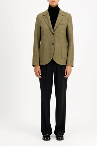 front profile model wearing Stand Collar Blazer Linchen M Boyfriend blazer
Unlined
Knitted light felted wool
Stand-up collar blazer
Boxy shape
Fitted long sleeve
Patch pockets
2-button fastening
1 collar button for full closure
Raw-edge finish
Made in Italy with Italian fabric
100% Virgin Wool