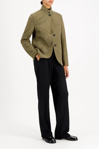 side profile model wearing Stand Collar Blazer Linchen M Boyfriend blazer
Unlined
Knitted light felted wool
Stand-up collar blazer
Boxy shape
Fitted long sleeve
Patch pockets
2-button fastening
1 collar button for full closure
Raw-edge finish
Made in Italy with Italian fabric
100% Virgin Wool