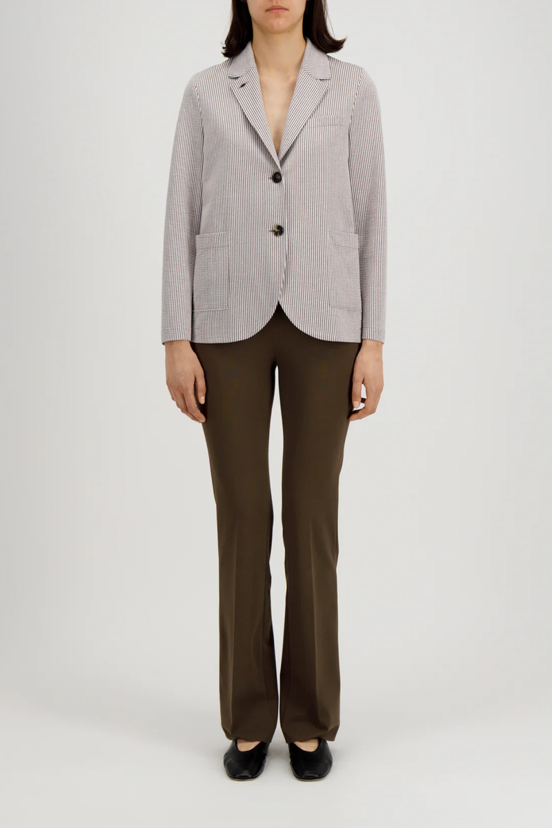front profile model wearing Stand Collar Blazer Tobacco/White Boyfriend blazer
Unlined in knitted coolmax seersucker
Stand-up collar blazer
Boxy shape
Fitted long sleeve
Patch pockets
2-button fastening
1 collar button for full closure
Raw-edge finish
Made in Italy with Japanese fabric
Seersucker Blazer
65% Cotton, 35% Polyester