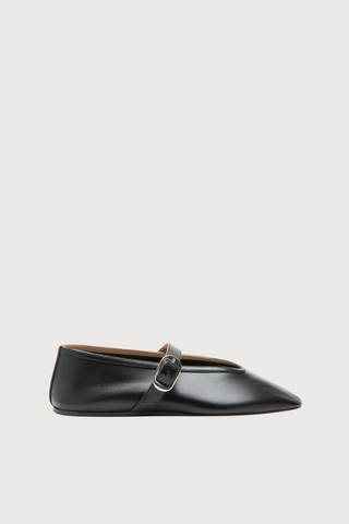 side profile Stella Slipper With Buckle  -Lambskin Leather black Handcrafted
Lambskin leather
Silver buckle-fastening
Cushioned calf leather insole
Leather piping
8mm heel