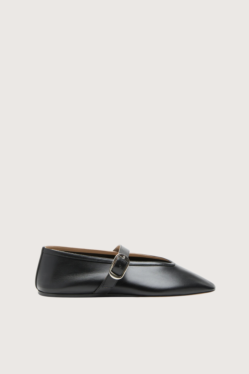 side profile Stella Slipper With Buckle  -Lambskin Leather black Handcrafted
Lambskin leather
Silver buckle-fastening
Cushioned calf leather insole
Leather piping
8mm heel