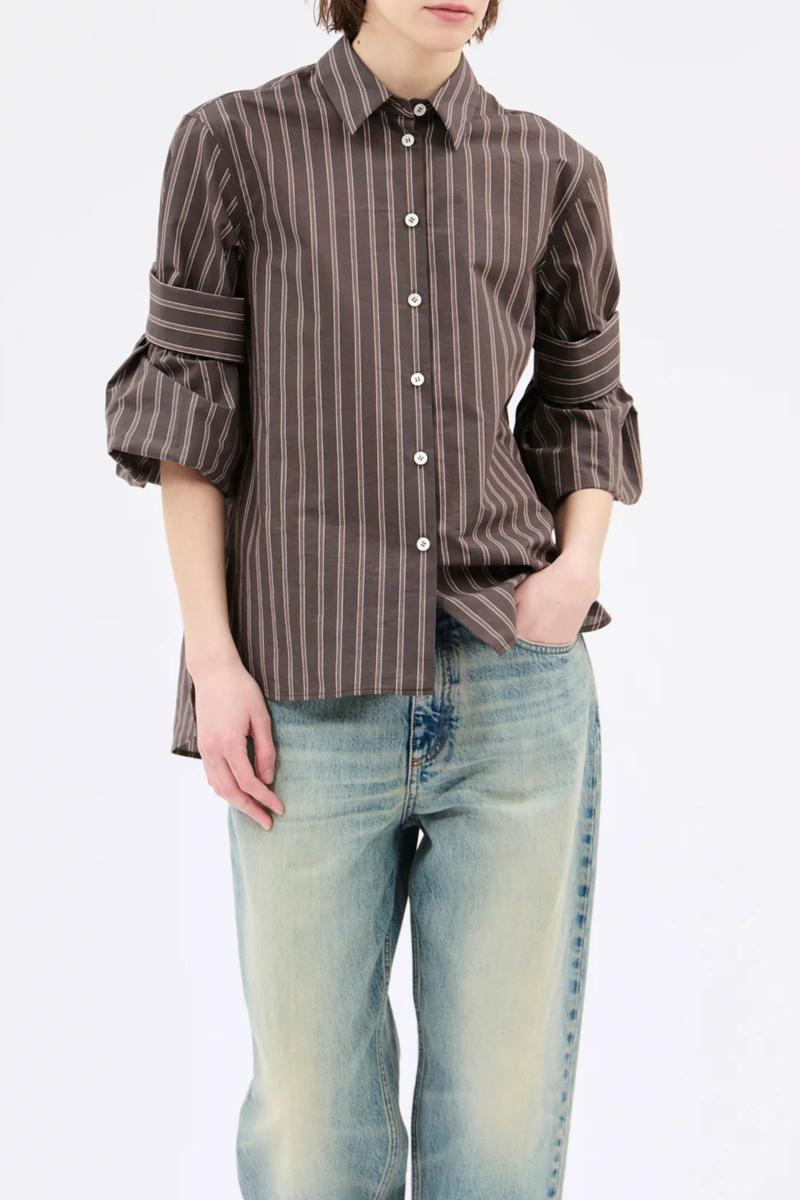 front profile model wearing Stripe Short Sleeve Shirt toffee brown Blouse
Puff sleeves
Cufflinks
Turned-up sleeve with pleats
Classic collar
Rounded hem
Side slits
Longer at the back