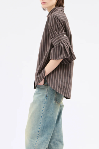 side profile model wearing Stripe Short Sleeve Shirt toffee brown Blouse
Puff sleeves
Cufflinks
Turned-up sleeve with pleats
Rounded hem
Side slits
Longer at the back
