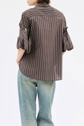 back profile model wearing Stripe Short Sleeve Shirt toffee brown Blouse
Puff sleeves
Cufflinks
Turned-up sleeve with pleats
Classic collar
Rounded hem
Side slits
Longer at the back