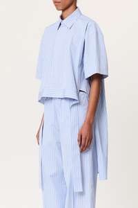 side profile model wearing striped belted shirt  blue white stripe Popover style
Classic Collar
Cotton Poplin&nbsp;
Thick waist tie detail
Short sleeve
Long back