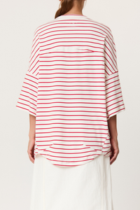 back profile model wearing  Striped Oversized Tee red white stripe White/Red wide sleeved t-shirt
Red heat-sealed Bianca patch on the back
Loose fit
100% cotton