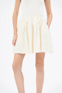 front profile model wearing Structure Bubble Skirt With Elastic Waist off white Bubble skirt
Elastic waistband
Decorative stitching
Side seam pockets