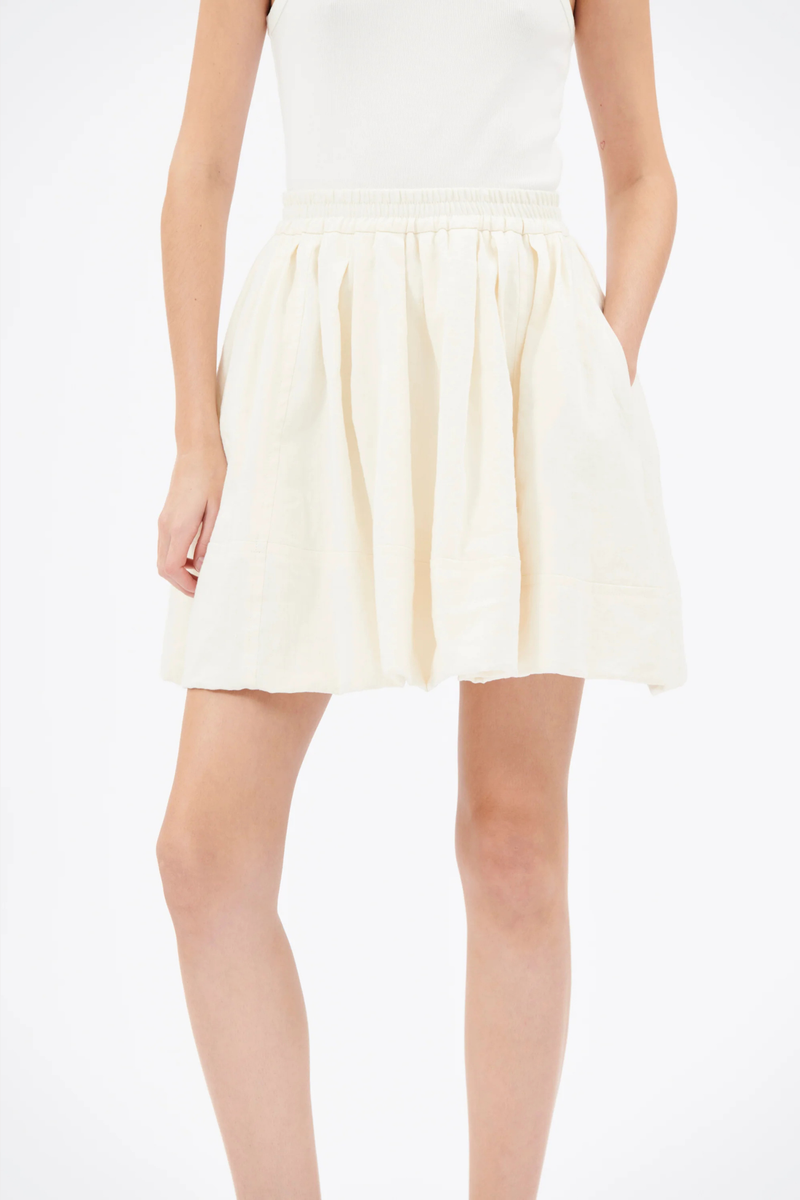 front profile model wearing Structure Bubble Skirt With Elastic Waist off white Bubble skirt
Elastic waistband
Decorative stitching
Side seam pockets