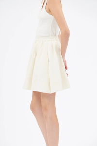 side profile model wearing Structure Bubble Skirt With Elastic Waist off white Bubble skirt
Elastic waistband
Decorative stitching
Side seam pockets