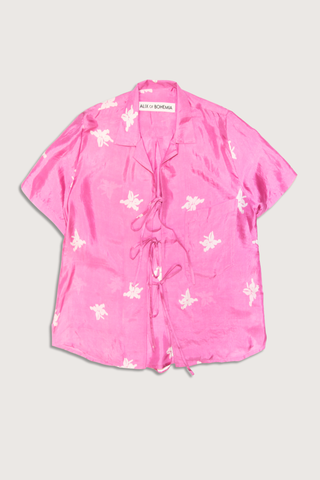 flat lay Styla Pink Jasmin Tie silk Shirt medium pink silk Cut from hand-loomed
Floral shirt
Open collar
and Tie-front closure
Hand-block-printed shirt