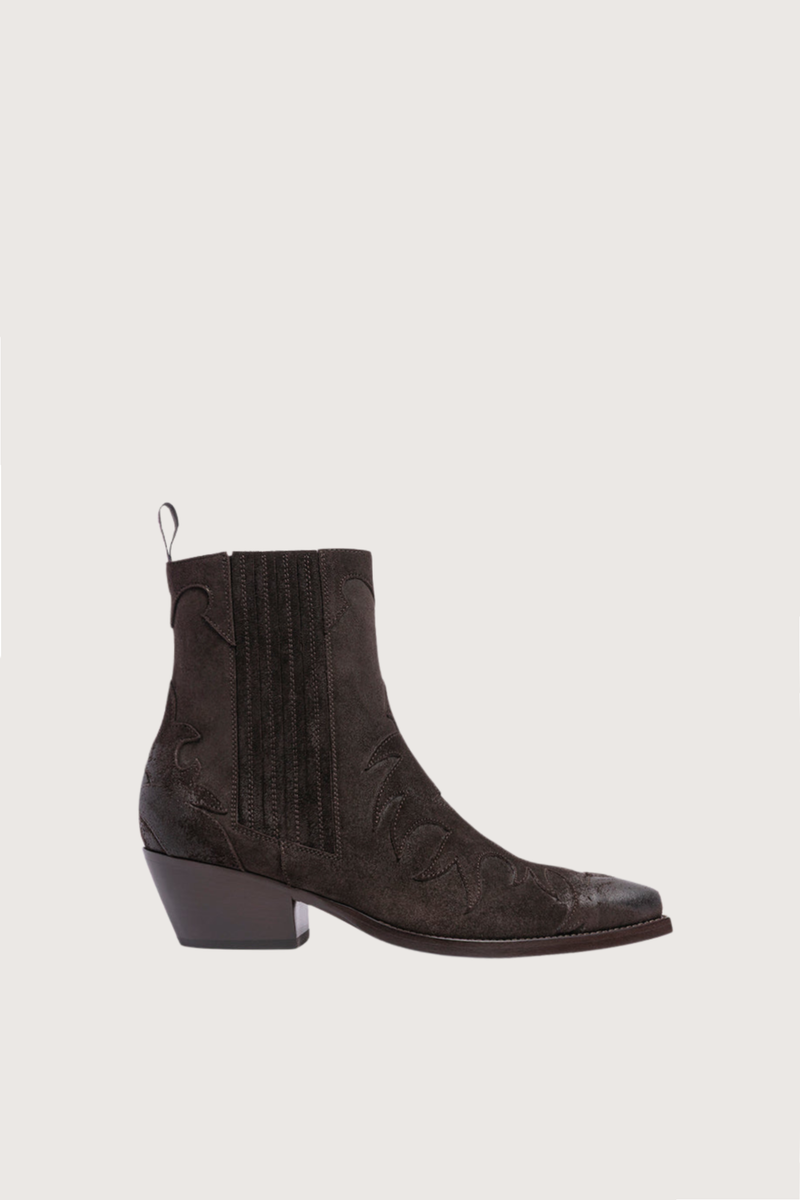 side profile Suede Boots Lower Heel brown Western boots
Waxed suede
Adorned with iconic flame cutouts
Elasticated sides
Bevelled heel
Blake-stitched leather sole
4.5cm heel
