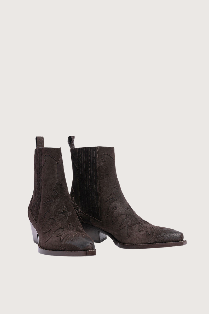 angled profile Suede Boots Lower Heel brown Western boots
Waxed suede
Adorned with iconic flame cutouts
Elasticated sides
Bevelled heel
Blake-stitched leather sole
4.5cm heel