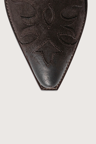 top profile toe box detail for Suede Boots Lower Heel brown Western boots
Waxed suede
Adorned with iconic flame cutouts
Elasticated sides
Bevelled heel
Blake-stitched leather sole
4.5cm heel