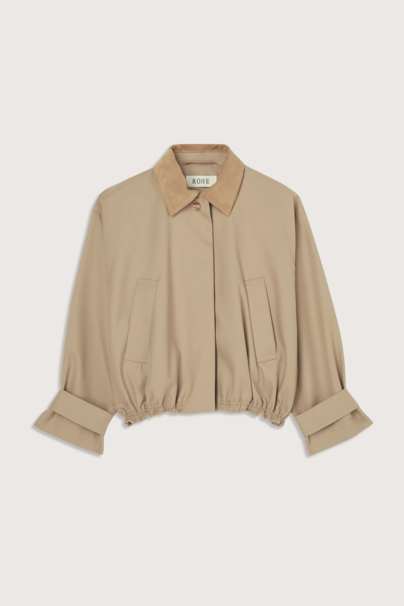 flat lay Suede Collar Blouson Jacket sand beige Cropped trench-inspired bomber
Suede collar
Dropped shoulders
Wide sleeves
Sleeve straps with button closures cotton