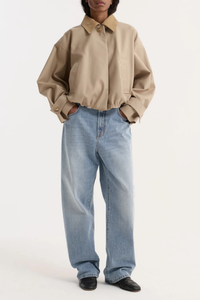 front profile model wearing  Suede Collar Blouson Jacket sand beige Cropped trench-inspired bomber
Suede collar
Dropped shoulders
Wide sleeves
Sleeve straps with button closures cotton