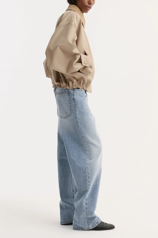 side profile model wearing  Suede Collar Blouson Jacket sand beige Cropped trench-inspired bomber
Suede collar
Dropped shoulders
Wide sleeves
Sleeve straps with button closures cotton