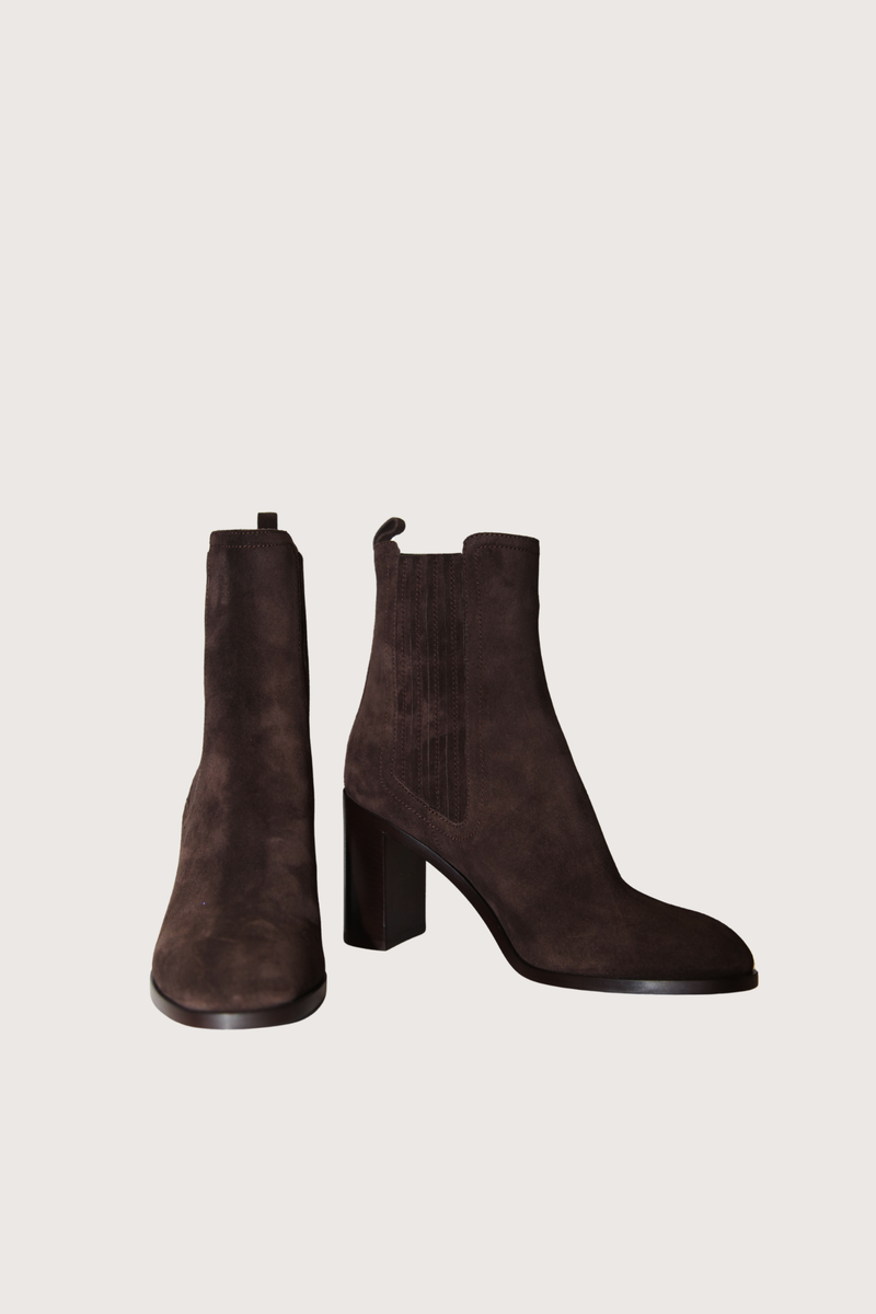 angled profile Suede High Heel Pull On Boots brown Ankle boots
Suede
Rounded toebox
Side elastic inserts
Thick heel
Leather sole
8 cm heel